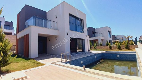 Kuşadasında Manzaralı Satılık Özel Havuzlu Villa