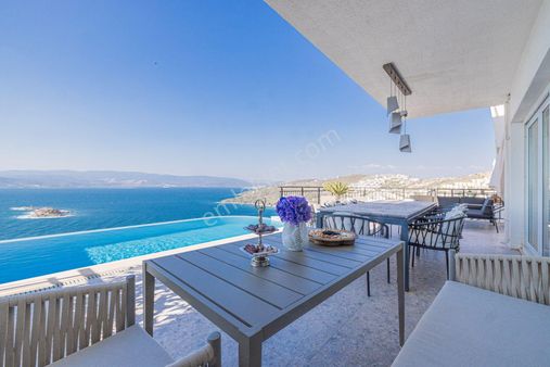 Adabükü'nde Deniz Manzaralı Özel Havuzlu Tripleks Villa