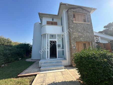 Girne Karaoğlanoğlu'nda denize Sıfır 3+1 Satılık Villa !!