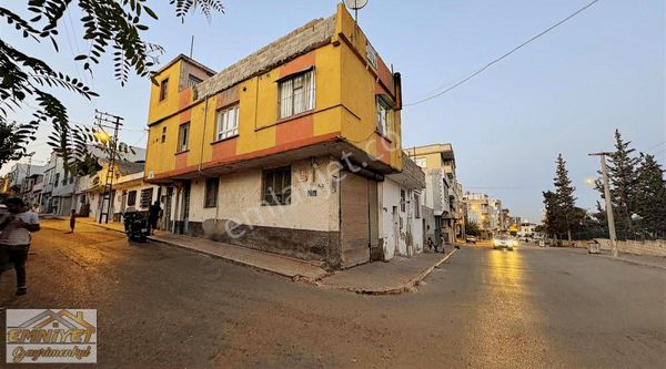 Satlık Karataşın Merkezinde Köşe Başı 2 Katlı Garajlı Bina