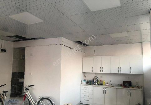 Biri Geniş, Diğeri Orta Satlık Çok Amaçli Kalabalik Cadde Üzeri Garaj Tapulu Dükkan. Fiyat Uygun..!