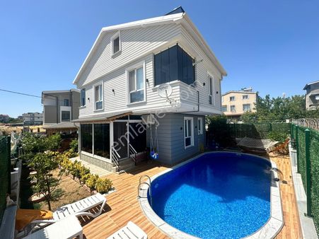 Satılık Müstakil Villa Yeni Çiflikde Havuzlu Eşyalı Denize 500 Mt 11 Milyon Tl