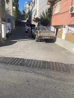 Bozyakada 135 M2 Dört Dükkan Bir Müstakil Ev Elektirik Su Ayrı Ufak Bahçeli Satılık Ev Dükkan