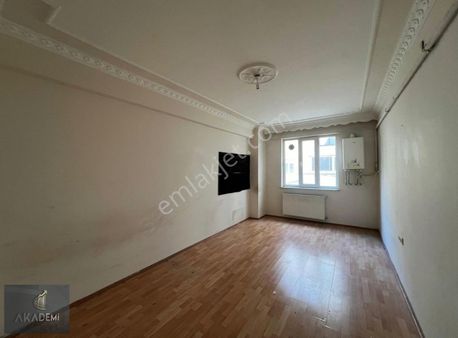 Akademi Emlak'tan Cadde Üzeri Asansörlü Kiralık 2+1