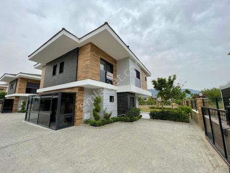 Kuşadası Soğucak Mevkiinde Bahçeli Müstakil Villa