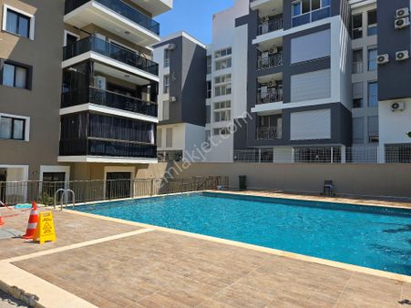 Kuşadası'nda Merkeze Yakın Elit Güvenlikli Havuzlu Otoparklı Sitede Doğalgazlı 3+1 130m² Bahcekatı