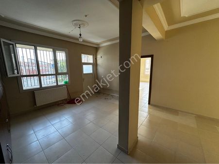 Kırmızı Gayrimenkulden Eyyübiye Eyüp Nebi Mahallesinde Satılık 3 Katlı Ev