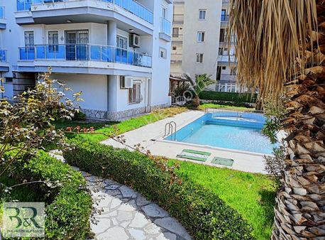 Kuşadası Marina Bölgesinde Kısmi Deniz Manzaralı Havuzlu 3+1