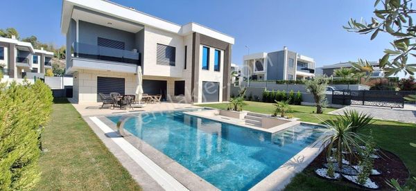 Kuşadası'nda 640 M2 Arsa İçerisinde 4+1 Eşyalı Müstakil Villa