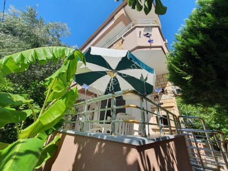 Altınoluk İlkbahar'dan 300m2 Arsa İçinde Tam Bağımsız Merkeze Denize Yakın 6+1 Triplex Villa