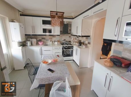 Baki Den Ana Cadde De Akbank Üzeri Sitede Arakatta 3+1 Asansörlü