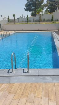 Kusadası Değirmendere Mevkiinde 3+1 120m² Deniz Manzaralı Havuzlu Otoparklı Elit Sitede Lux Daire