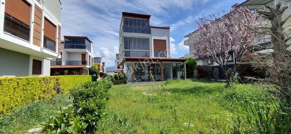 Satılık Yazlık 4+1 Geniş Bahçeli Denize Cok Yakın