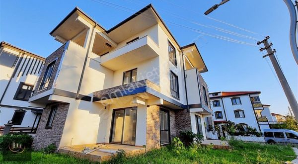 Karasunun En Nezih Mahallesinde Muhteşem Köşe Parselde Villa