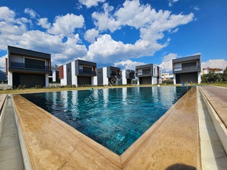 Eu Gayrimenkulden Balıkesir Edremit Güre'de Site İçinde Havuzlu Lüx 3+1 Villa