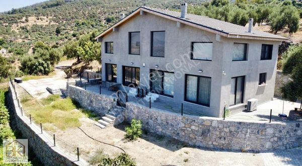 İzmir Selçuk'ta Doğa Ve Şehir Manzaralı Satılık Çiftlik Evi