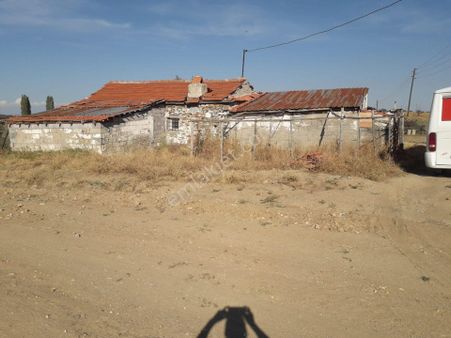 Uşak Eşme Anayola Yakın İçinde Binası Olan 26.786 M2 Yatırımlık Tarla