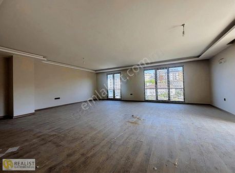 Çengelköyde 5 Bloklu Havuzlu Site İçinde Muhteşem 5+1 Dublex