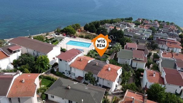 Wisrem Gayrimenkulden Denize Sıfır Havuzlu Sitede Fırsat Villa!