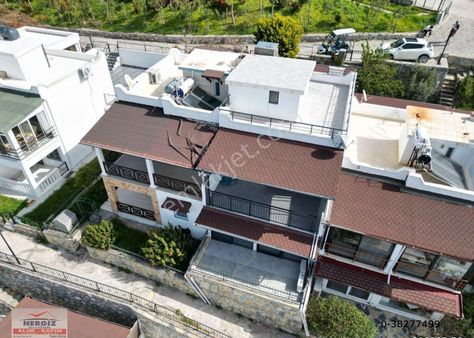 Adabükü Boğaziçi'nde Deniz Manzaralı 3+1 Satılık Yazlık