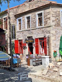 Yenifoça Merkezde Satılık Taş Bina 3+1 150m2