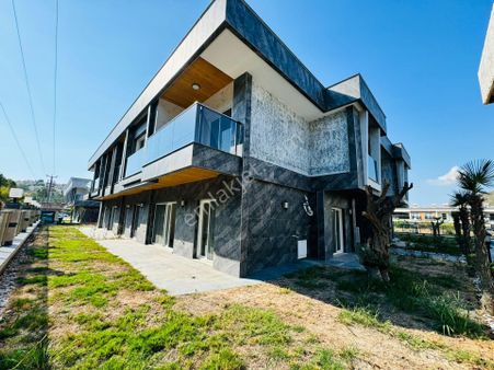 Kuşadasında Satılık 2+1 Bahçe Katı Sıfır Lüx Daire