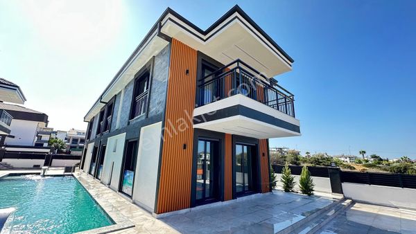 Didim Hisar Mahallesinde Ayrı Mutfak Ebeveyn Banyolu Havuzlu Bahçe Kullanım Alanı Olan 3 + 1 Villa