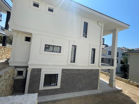Gömeç Gemiyatağı Bölgesinde Deniz Manzaralı Satılık 4+1 180 Metre Kare Villa
