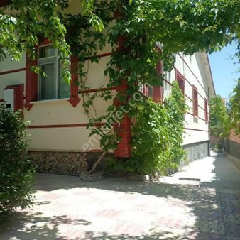 Salih Emlak'tan Satılık Mükemel Konumda Müstakil Ev (ve Arsası)