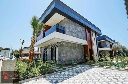 Kuşadası Sahil Sitelerinde Özel Havuzlu Sıfır Lüks Villa