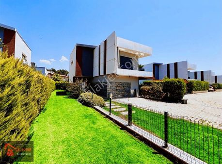 Kuşadası'nda 4+1 Doğalgazlı 540m2 Bahçe Özel Havuzlu Villa