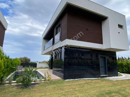 Kuşadası Güzelçamlı Bölgesinde 350 M2 Arsa İçinde Tek Müstakil