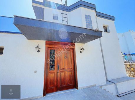 Bodrum Yalıkavak Merkez'de Marina Manzaralı Satılık 5+2 Villa