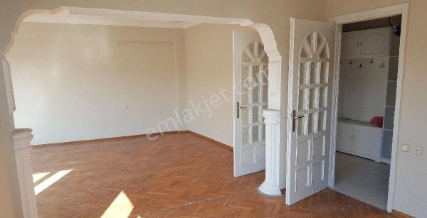 Tekirdağ Merkez Ana Cadde Üzeri 3+1- 120m2 İskânlı Deniz Manzaralı İçi Yenilenmiş Satılık Daire