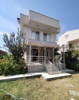 Saadet Korkmaz Emlak'tan Dikili Salihleraltı'nda 5+1 Eşyalı Yıllık Kiralık Müstakil Villa