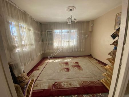 Acill Konak 19 Mayıs Mah.de 3 Katlı 3 Daireli Müstkilev (bina)