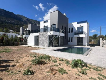 Girne Lapta'da Satılık 4+1 Villa !!!
