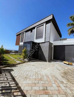 Kuşadası Soğucakta 5+1 Eşyalı Panoramik Deniz Manzaralı Villa