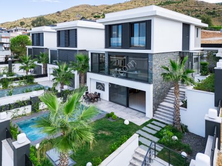 Güzelbahçede Havuzlu Asansörlü Yerden Isıtmalı Müstakil Villalar