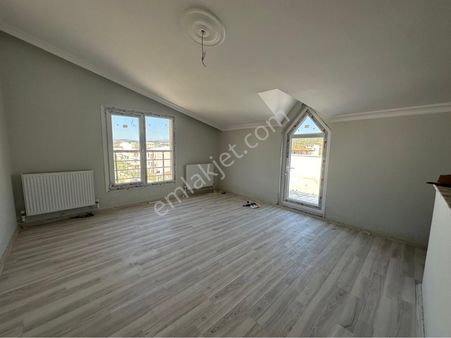 Cumhuriyet Mahallesinde Köşe Dubleks