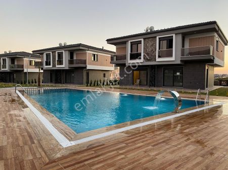 Altınkum’da Denize Yürüme Mesafesinde Havuzlu Site İçerisinde 3 + 1 Villa