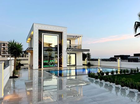Didim'in Merkezinde Tam Bağımsız Bahçeli Havuzlu 4+1 Ayrı Mutfak Son Sistem Akıllı