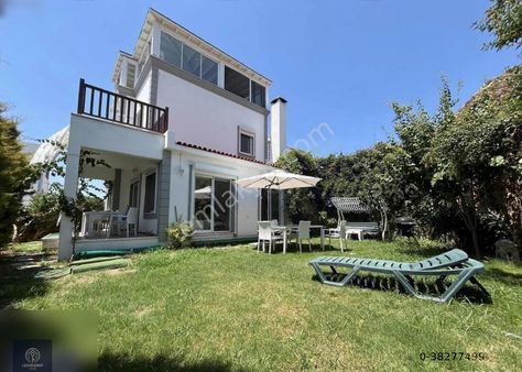 Aytur Sitesinde Geniş Bahçeli Villa