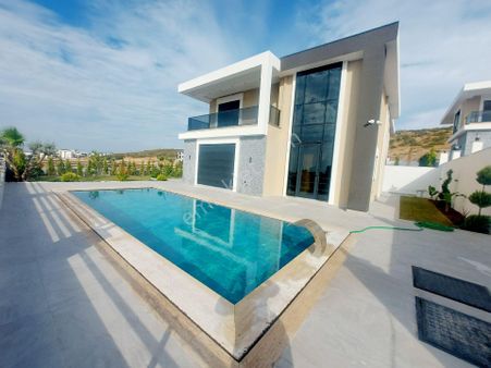 Didimde Güvenlikli Site İçeridinde Tam Müstakil Havuzlu 4+1 Akıllı Villa