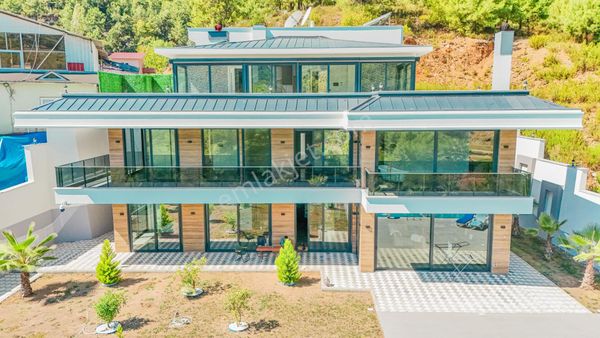 Alanya Tepe'de Muhteşem Genişlikte 9+1 Aktiviteli Satılık Villa!