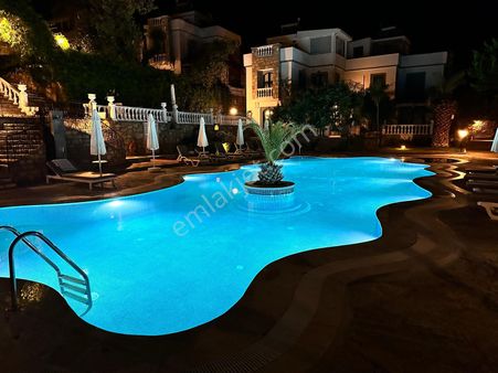 Yalıkavak Merkezde Full Eşyalı , Manzaralı , Havuzlu Site İçinde 3+1 Villa