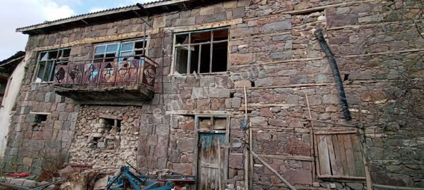 Gevrekli De Satılık Müstakil Taş Bina