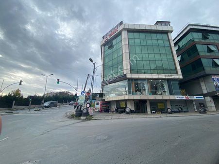 İstanbul House'dan Yakuplu'da İşlek Caddede 110m2 Köşe Dükkan