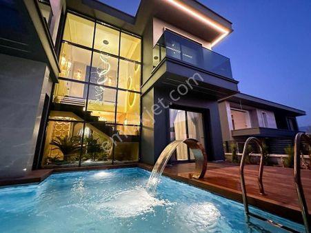 Kuşadası Soğucak'ta Deniz Manzaralı Özel Yapım Villa