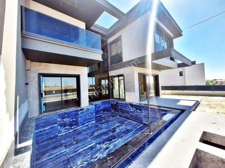 Kuşadası Soğucak'ta Sıfır Lüks Havuzlu Villa
